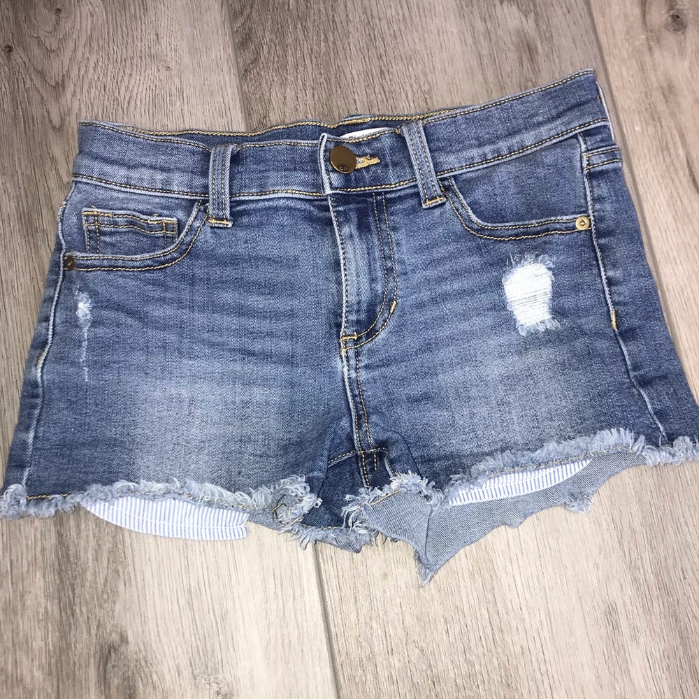 Cute girls shorty shorts with striped pockets out